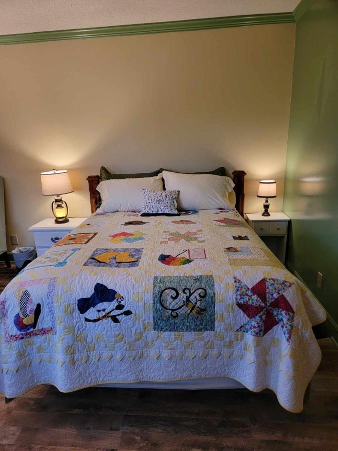 Moonlight Manor Bed & Breakfast Floyd Exterior foto
